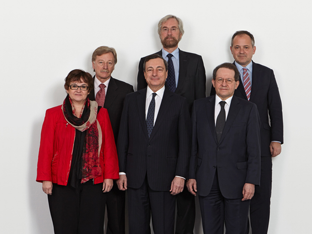 Back row (left to right): Yves Mersch, Peter Praet, Benoît Cœuré. Front row (left to right): Sabine Lautenschläger, Mario Draghi (President), Vítor Constâncio (Vice-President)