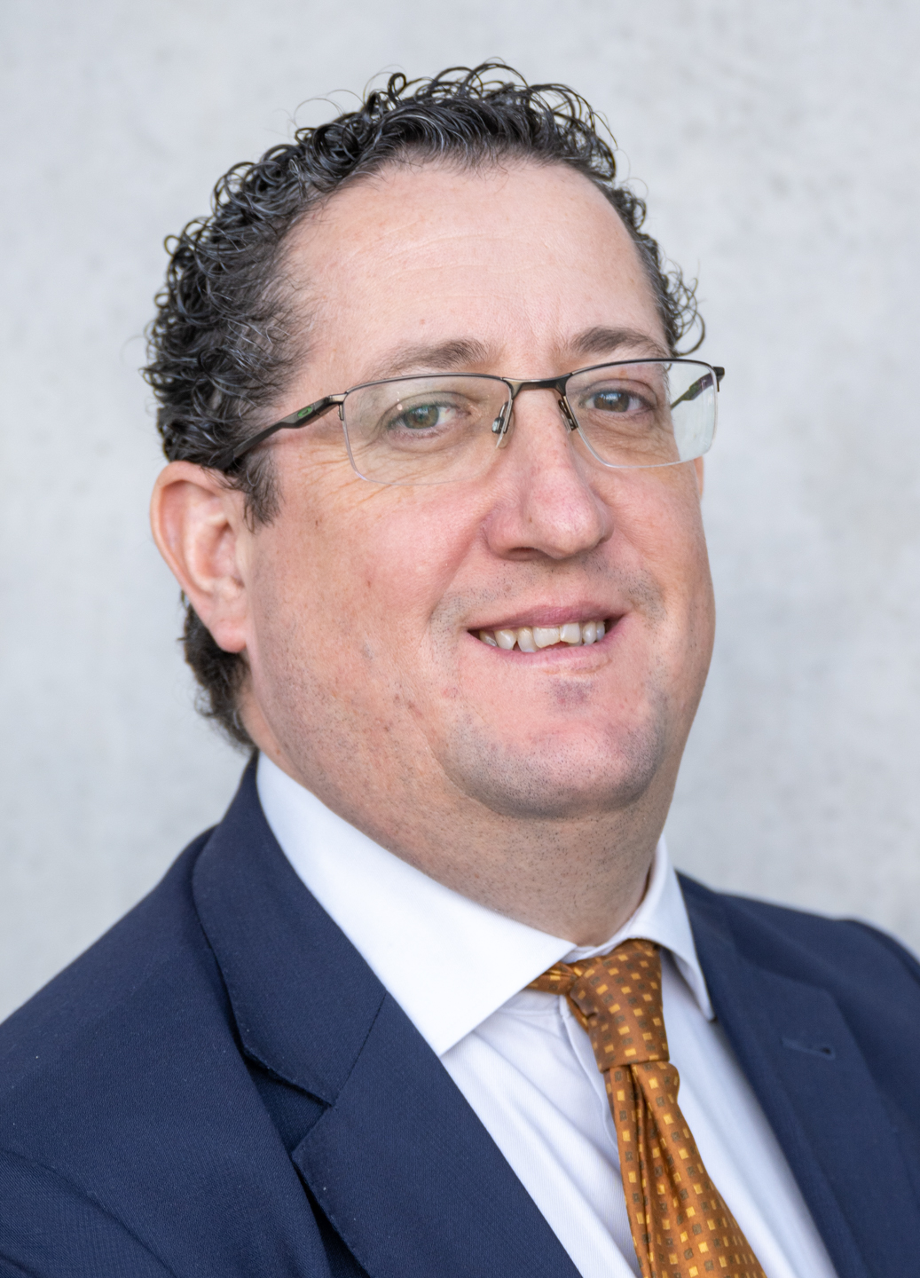 A person in a suit and tie

AI-generated content may be incorrect.